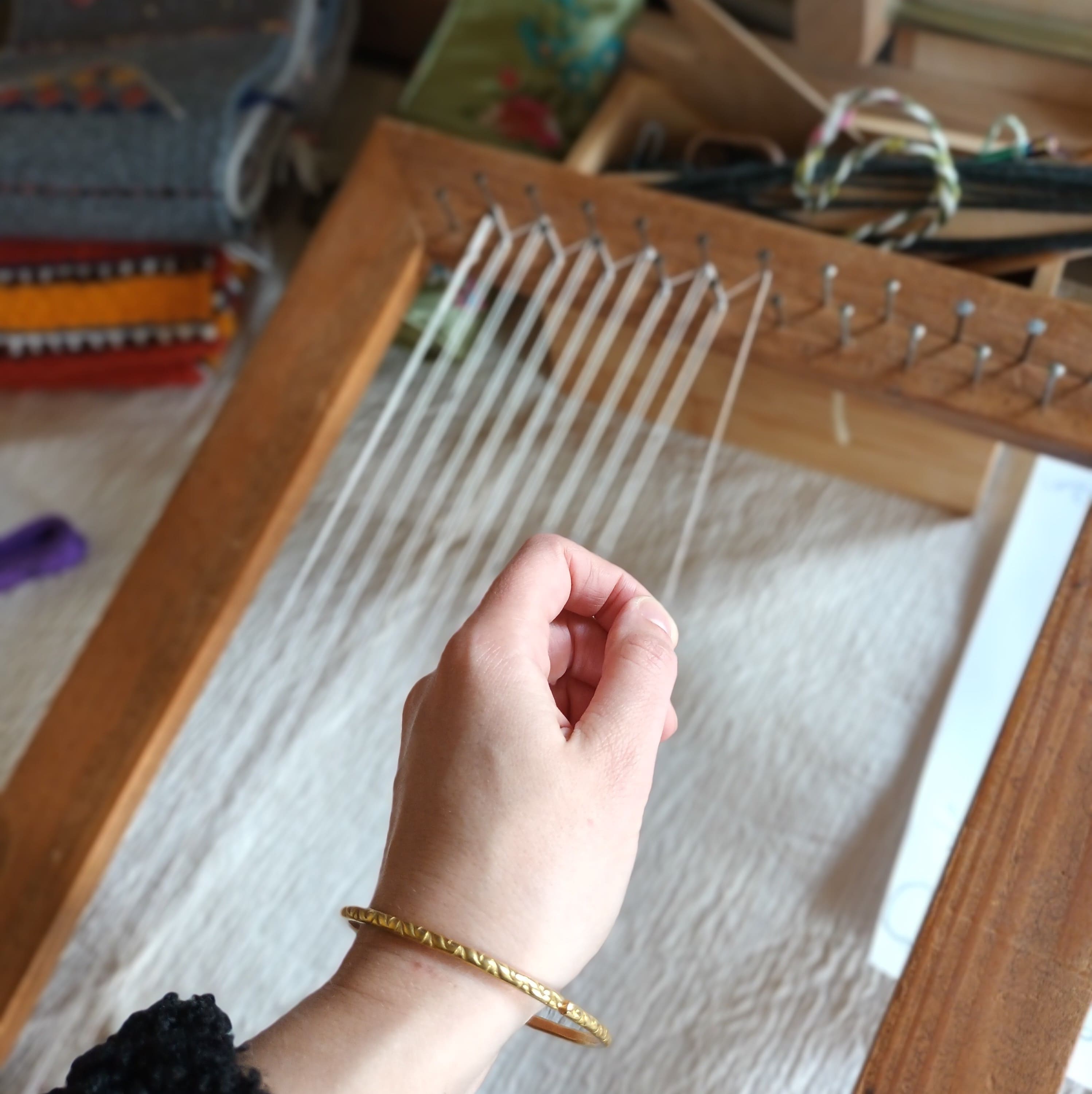 Montage d'une chaine en coton sur cadre à tapisserie