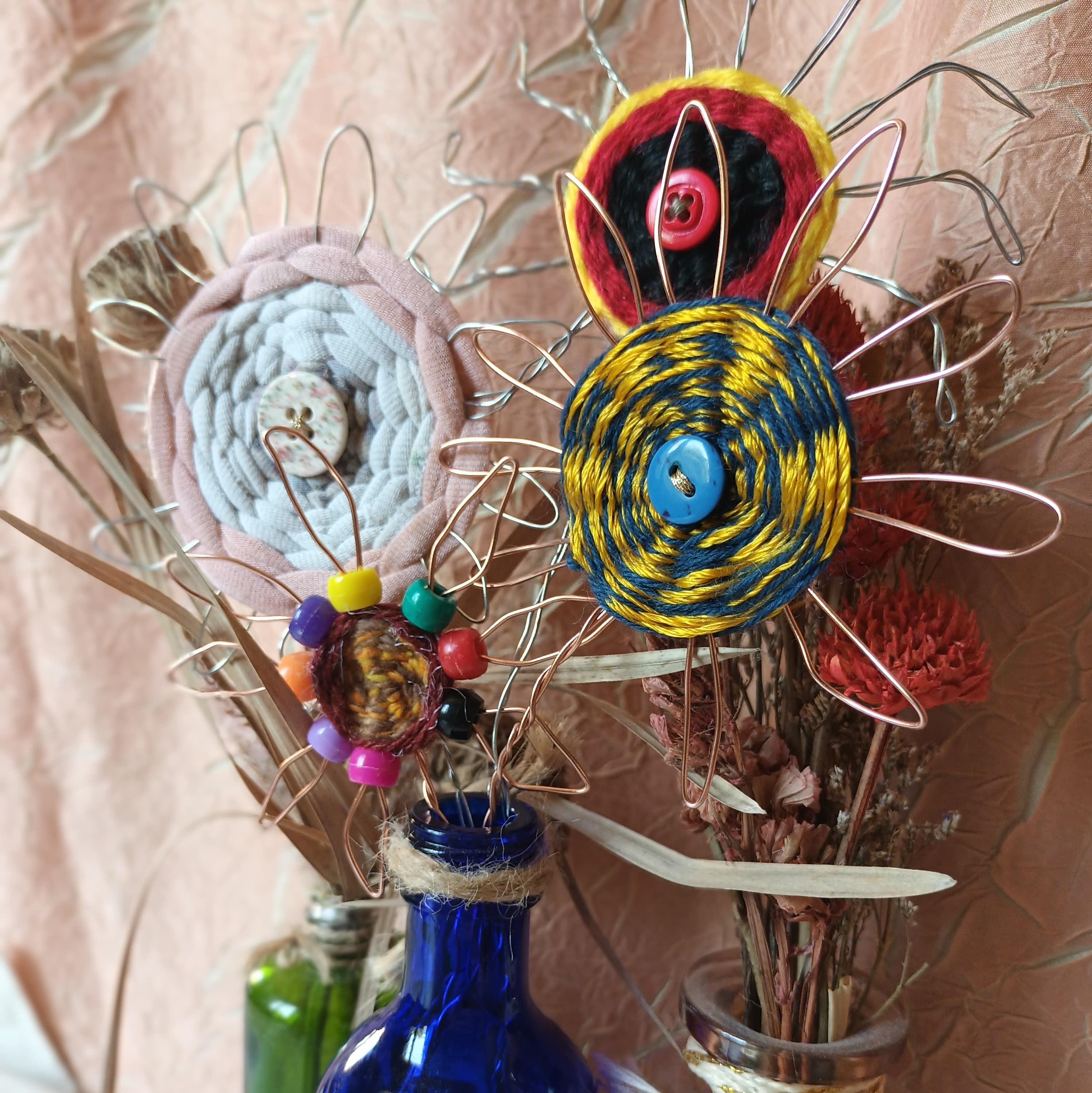 Atelier enfants tissage en rond - création d'un bouquet de fleurs