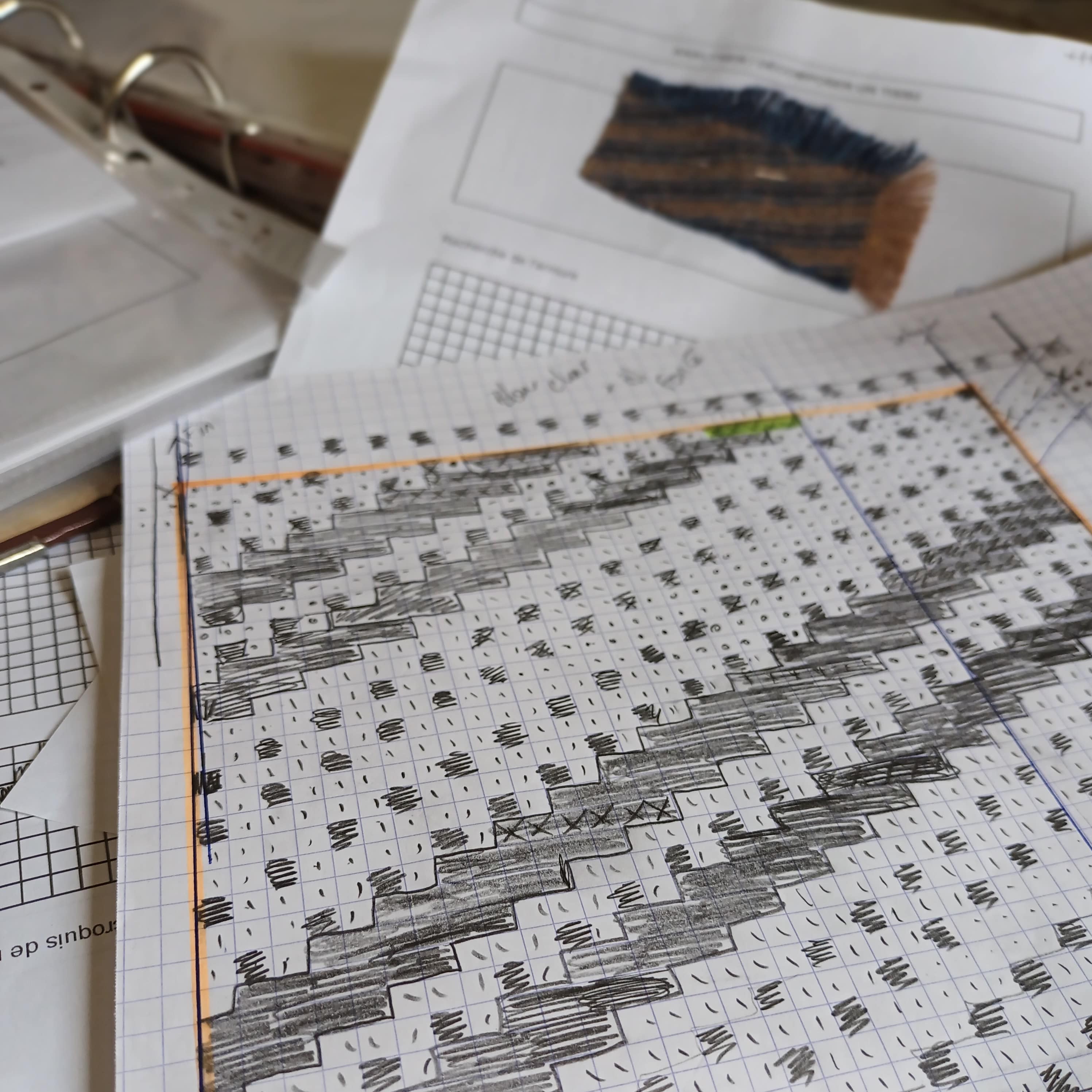 Représentation du tracé de tissage sur papier quadrillé