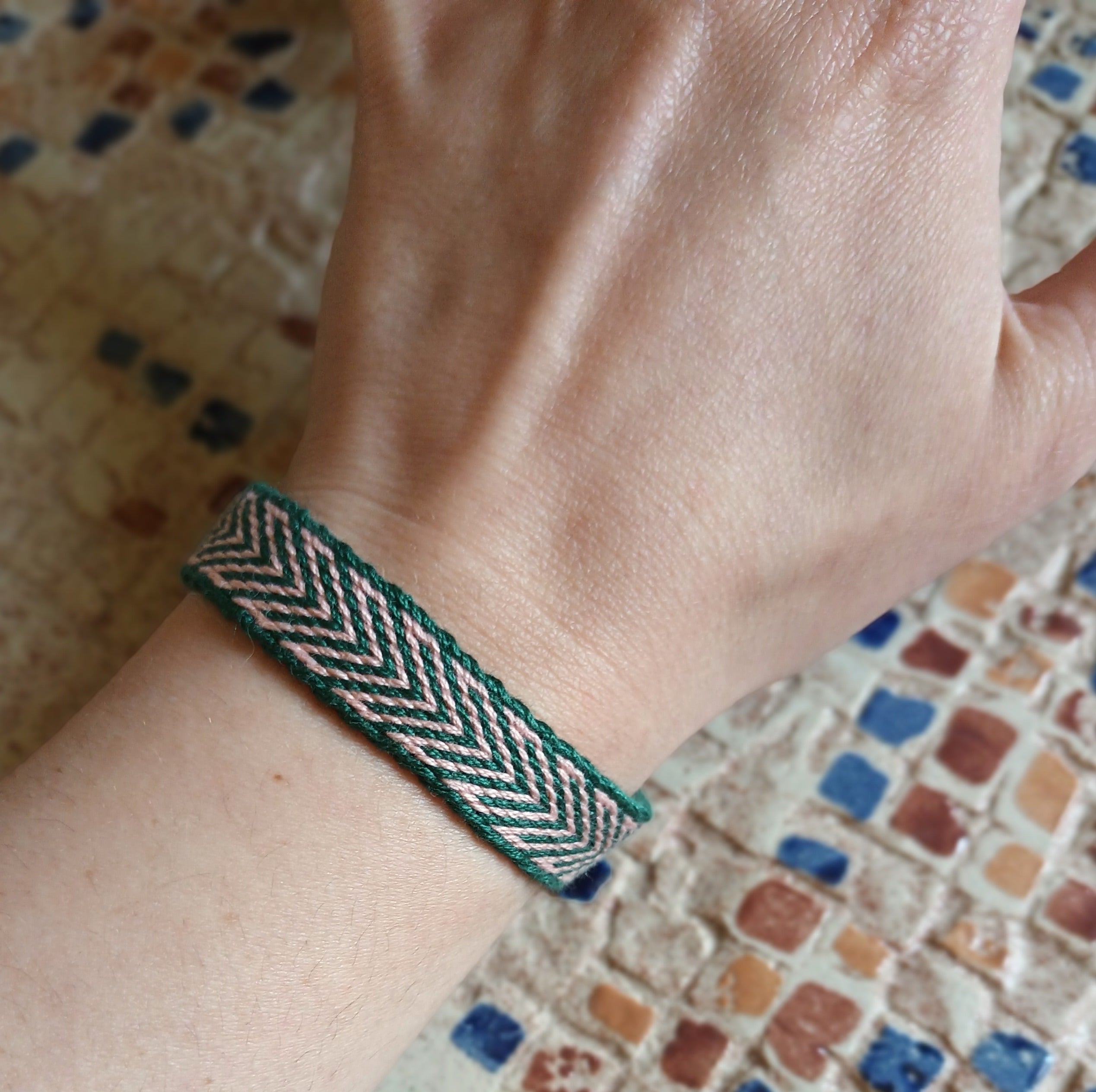 Bracelet en coton tissé aux tablettes