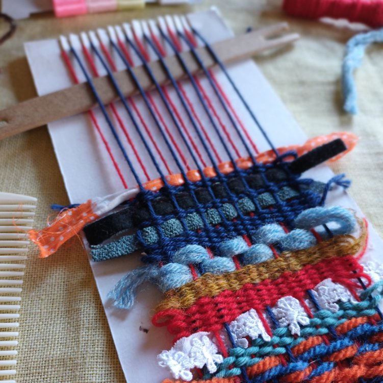 Découverte du tissage sur métier à tisser en carton