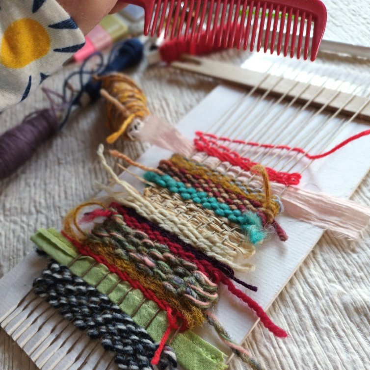 Découverte du tissage sur métier à tisser en carton